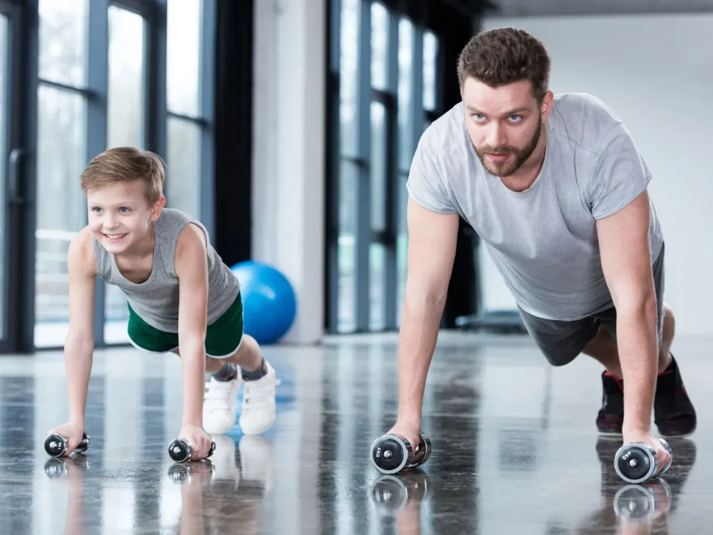 Kinder im Fitness mit Eltern Happy Fit Premium