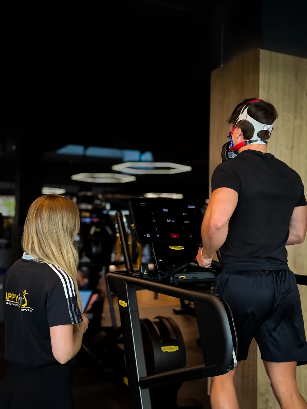 Trainerin wertet uVida Atemgaswerte live am Tablet aus – Stufentest im Happy Fit Premium